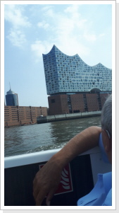 Elbphilharmonie von der Elbe aus